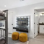 Holiday home Stylish Multi-level Retreat Rooftop & Pool Table