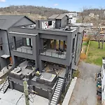Stylish Multi-level Retreat Rooftop & Pool Table Nashville
