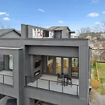 Holiday home Stylish Multi-level Retreat Rooftop & Pool Table