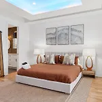 Stylish Multi-level Retreat Rooftop & Pool Table