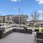 New Modern Multi-level Pooltable & Rooftop Holiday home *
