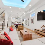 New Modern Multi-level Pooltable & Rooftop Holiday home
