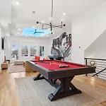 New Modern Multi-level Pooltable & Rooftop Holiday home *