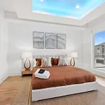 New Modern Multi-level Pooltable & Rooftop Holiday home