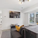 Holiday home New Modern Multi-level Pooltable & Rooftop