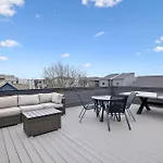 New Modern Multi-level Pooltable & Rooftop Holiday home Nashville