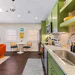 Fun And Fabulous - Walk To Bars, Coffee And Restaurants Holiday home *