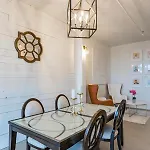 5m412- Sophisticated 1br *