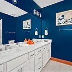 Chic Oasis 2 Miles From Dt - Pool Table - B-dashy Holiday home