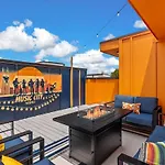 Chic Oasis 2 Miles From Dt - Pool Table - B-dashy Holiday home