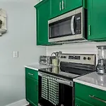 Bloom Haus Dt 2miles - 8 Q Beds - Rooftop - Omg