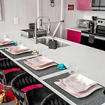 Holiday home Disco Cowgirl Broadway 2miles - 8 Q Beds - Rooftop - Omg