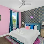 Holiday home Disco Cowgirl Broadway 2miles - 8 Q Beds - Rooftop - Omg