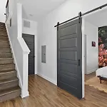 3 Miles To Broadway -Garage, Patio, Walk To Shops