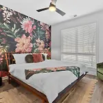 3 Miles To Broadway -Garage, Patio, Walk To Shops