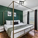 Pool Table Walk To Downtown Bars And Farmers Market Holiday home *