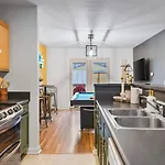 Pool Table Walk To Downtown Bars And Farmers Market Holiday home