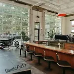 Apartment Sleeps 6-full Kitchen-4 Beds-big Couch-officespace *