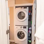 Apartment Sleeps 6-full Kitchen-4 Beds-big Couch-officespace