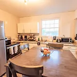 Sleeps 6-full Kitchen-4 Beds-big Couch-officespace Apartment