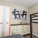 Apartment Sleeps 6-full Kitchen-4 Beds-big Couch-officespace