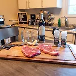 Sleeps 6-full Kitchen-4 Beds-big Couch-officespace Apartment *