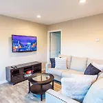 Sleeps 6-full Kitchen-4 Beds-big Couch-officespace Nashville