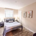 Sleeps 6-full Kitchen-4 Beds-big Couch-officespace Apartment *