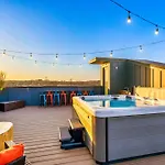 Holiday home Luxury Hot Tub & Rooftop Deck Downtown