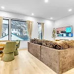 Luxury Hot Tub & Rooftop Deck Downtown *