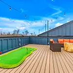 Luxury Hot Tub & Rooftop Deck Downtown Holiday home *