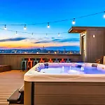Luxury Hot Tub & Rooftop Deck Downtown Holiday home