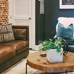 Legends Loft Modern Near Vandy On West End Holiday home *