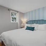 Cozy W Hot Tub 17 Mi To Downtown Holiday home *