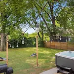 Cozy W Hot Tub 17 Mi To Downtown Holiday home Nashville