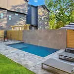 Holiday home New Modern Multi-level Pooltable & Rooftop *