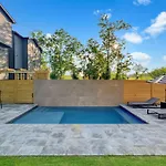 New Modern Multi-level Pooltable & Rooftop Holiday home *