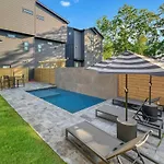 New Modern Multi-level Pooltable & Rooftop Holiday home *