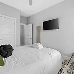 5 Mins To Dt ~gameroom ~ Balcony~sleeps 10~karaoke *