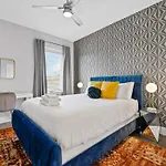 5 Mins To Dt ~gameroom ~ Balcony~sleeps 10~karaoke Holiday home