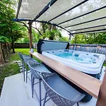 Epic Deck 4 Miles To Dwntn Arcade Games & Holiday home