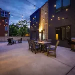 Holiday home West End Dream-private Balcony-6 Mins To Broadway Nashville