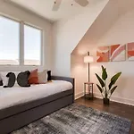 Holiday home West End Dream-private Balcony-6 Mins To Broadway *