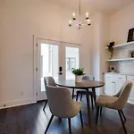 Holiday home West End Dream-private Balcony-6 Mins To Broadway *