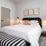 New Side By Side Homes - Sleeps 24 Holiday home Nashville