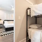 King Bed - Parking - 3 Miles To Lower Broadway Holiday home