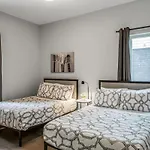 Stylish - Rooftop Deck - Hot Tub Holiday home *