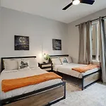 Highland Station - Private Rooftop - Sleeps 14 *