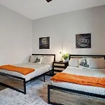 Highland Station - Private Rooftop - Sleeps 14 Holiday home