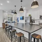 Highland Station - Private Rooftop - Sleeps 14 Holiday home *
